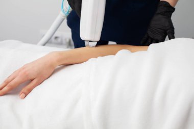Genç kadın lazer epilasyon güzellik Merkezi'nden alma.