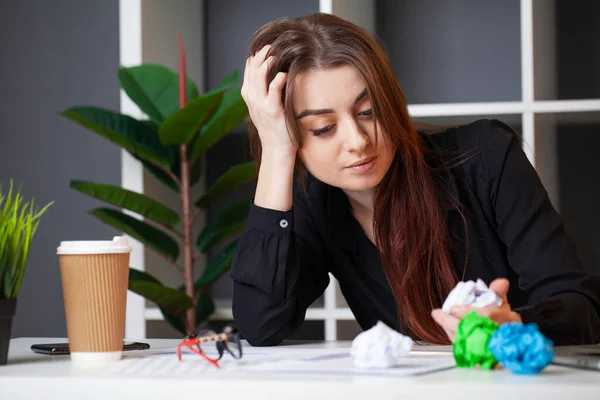 Sad business woman in office working on laptop — Stock Photo, Image