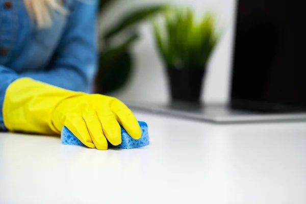 Cercanía empresa de limpieza trabajador mano celebración esponja — Foto de Stock