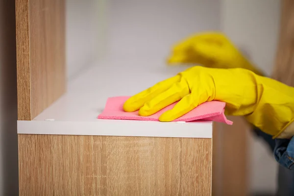 Werknemer van een schoonmaakbedrijf reinigt het kantoor — Stockfoto