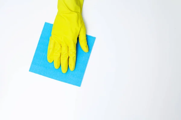 Junge Frau in Handschuhen putzt Bürotisch — Stockfoto