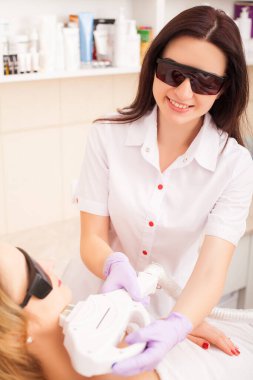 Yetişkin kadın profesyonel güzellik salonu lazer epilasyon sahip