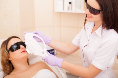 Yetişkin kadın profesyonel güzellik salonu lazer epilasyon sahip
