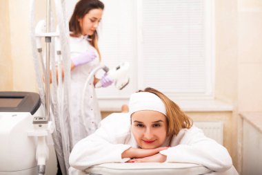 Kadın güzellik kliniğinde Lpg masajı yaptırıyor.