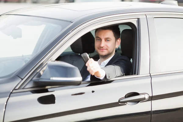 Junger glücklicher Mann kaufte neues modernes Auto. — Stockfoto