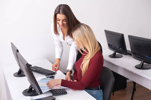 Zwei Kolleginnen im Büro arbeiten zusammen. — Stockfoto