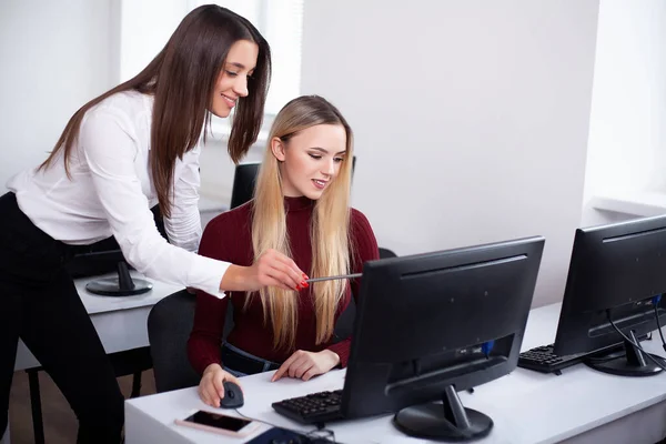Två kvinnliga kollegor på kontoret arbetar tillsammans. — Stockfoto