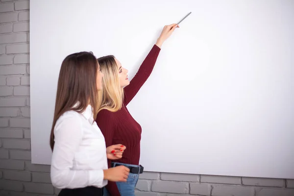 Dos compañeras de oficina trabajando juntas. —  Fotos de Stock