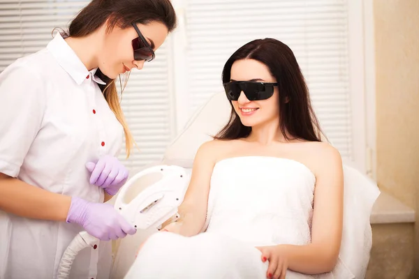 Dorosła kobieta o depilacji laserowej w profesjonalnym salonie kosmetycznym — Zdjęcie stockowe