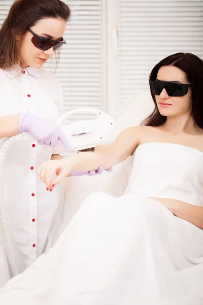 Wanita dewasa yang melakukan laser hair removal di salon kecantikan profesional — Stok Foto