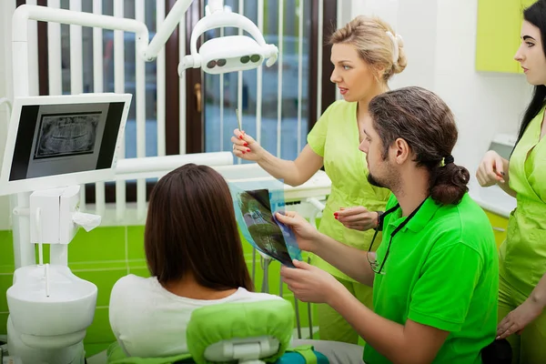 Young Dentist treating a female Patient in the dental studio — Stock Photo, Image