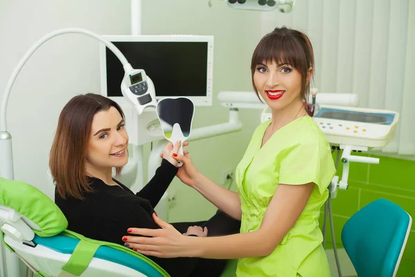 Tandblekning i tandvårdsklinik för kvinnlig patient — Stockfoto