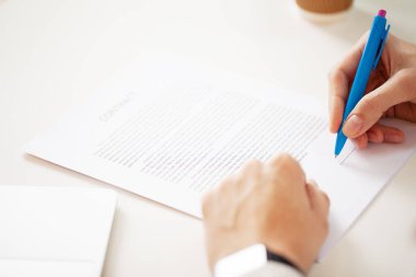 Bir sözleşme imzalamadan Office masada oturan işadamı