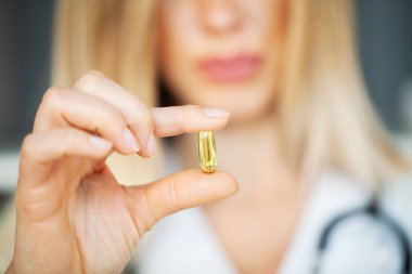 Kadın doktorun, erkek sağlığı için ilaç taşımasına yakın durun.