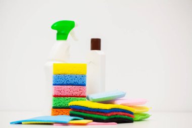 Beyaz arka planda farklı ev temizleme ürünleri