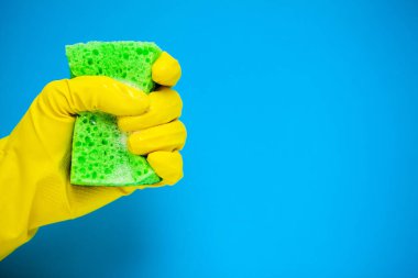 Mavi arka planda profesyonel temizlik ürünü