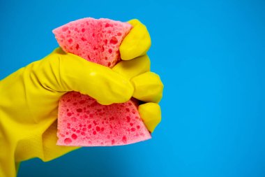 Mavi arka planda profesyonel temizlik ürünü