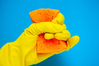 Mavi arka planda profesyonel temizlik ürünü