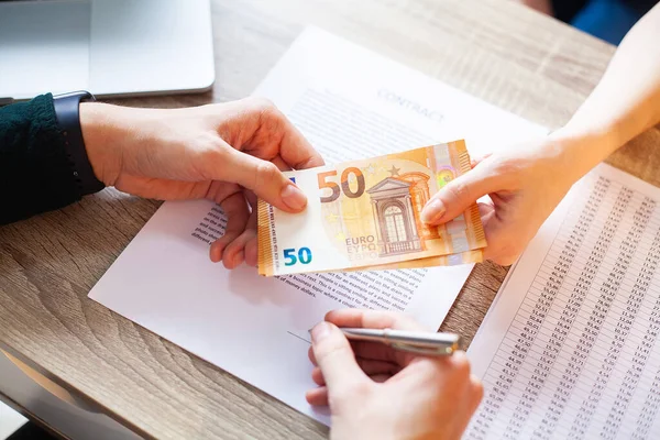 Zakenman die geld geeft terwijl hij een deal maakt om een vastgoedcontract en financiële onderneming af te sluiten — Stockfoto