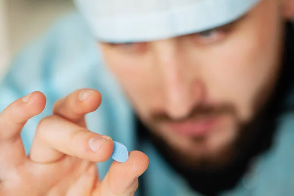 Close-up de médico masculino segurando pílula para a saúde dos homens — Fotografia de Stock