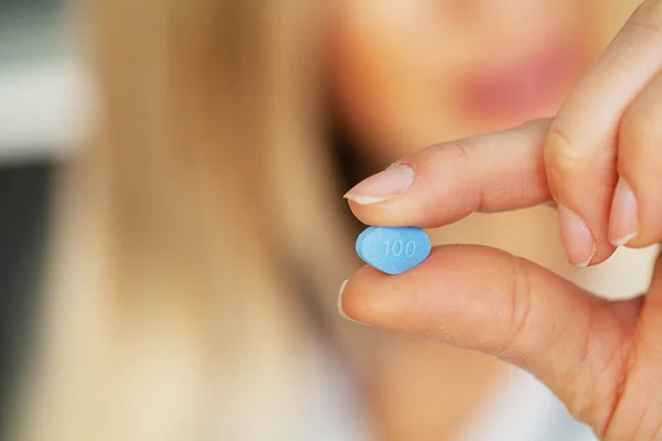 Primer plano de la píldora de retención médica femenina para la salud de los hombres —  Fotos de Stock