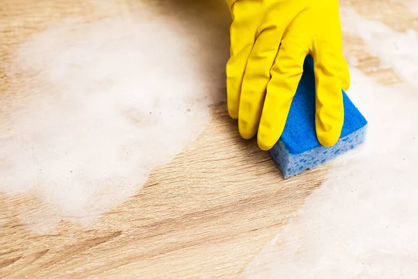 Karyawan menggunakan spons untuk membersihkan meja kayu — Stok Foto