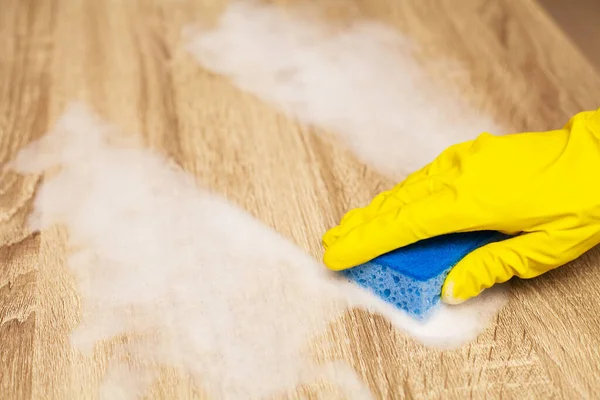 Karyawan menggunakan spons untuk membersihkan meja kayu — Stok Foto