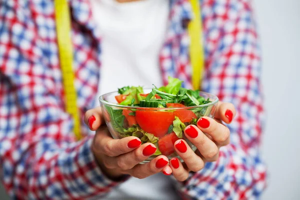 Жінка тримає салат в руках заради здорового способу життя — стокове фото