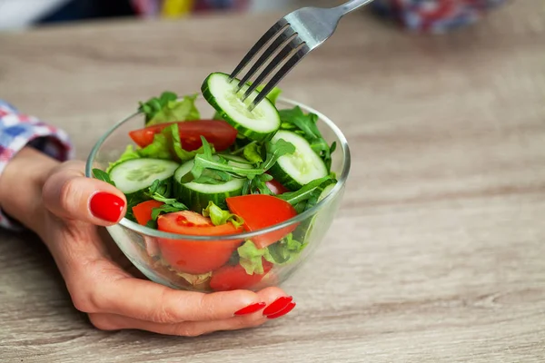 Жінка тримає салат в руках заради здорового способу життя — стокове фото