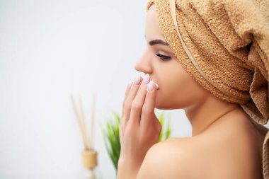 Kadın sabah makyajını evde banyo aynasında yapmaya hazırlanıyor..