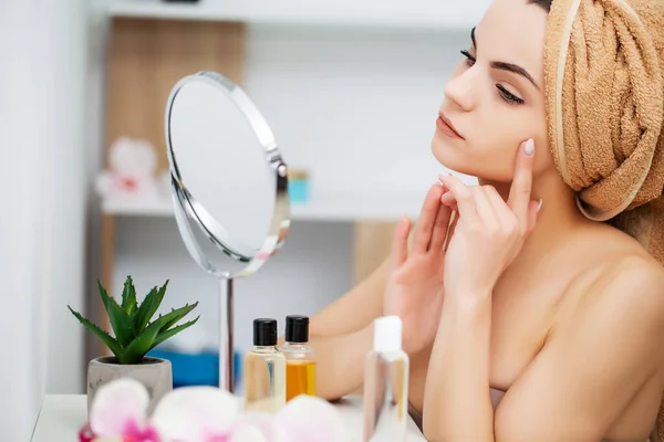 Vrouw klaar voor werk doen ochtend make-up in badkamer spiegel thuis. — Stockfoto