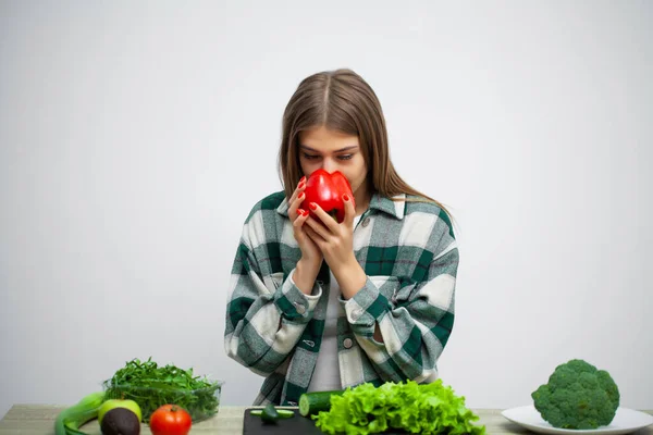 Junge hübsche Frau hält sich an Diät und hält Gemüse — Stockfoto