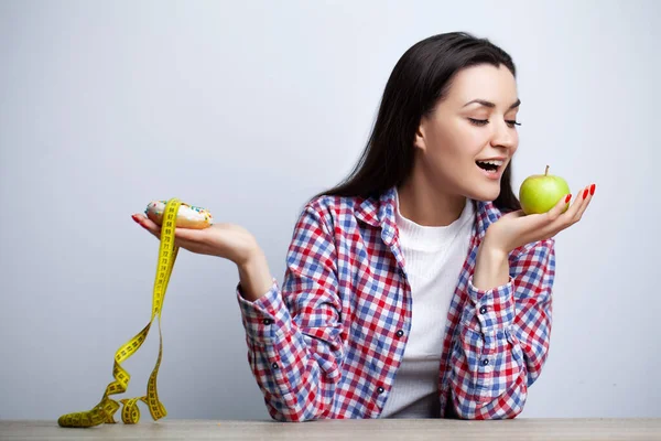 Joven bonita mujer se adhiere a la dieta y elige alimentos saludables —  Fotos de Stock