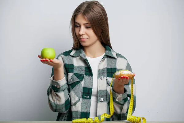 Joven bonita mujer se adhiere a la dieta y elige alimentos saludables —  Fotos de Stock