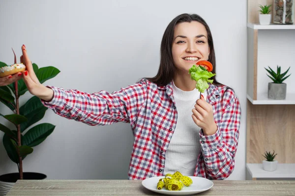 Ung vacker kvinna följer diet och väljer hälsosam mat — Stockfoto