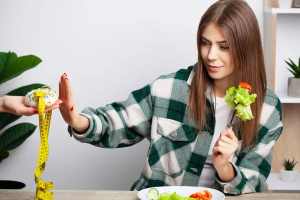 Jovem mulher bonita adere à dieta e escolhe comida saudável — Fotografia de Stock