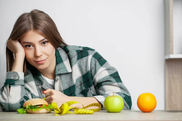 Joven bonita mujer se adhiere a la dieta y elige alimentos saludables —  Fotos de Stock