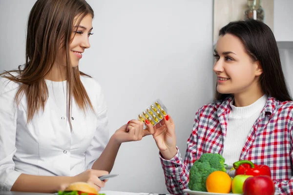 Jovem mulher visitando nutricionista na clínica de perda de peso — Fotografia de Stock