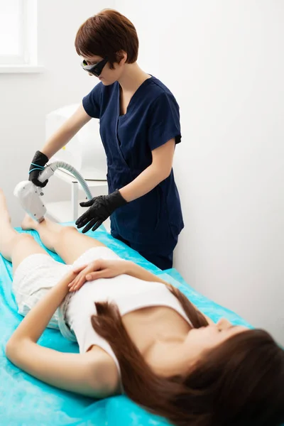 Kobieta leczona laserowo w salonie piękności — Zdjęcie stockowe
