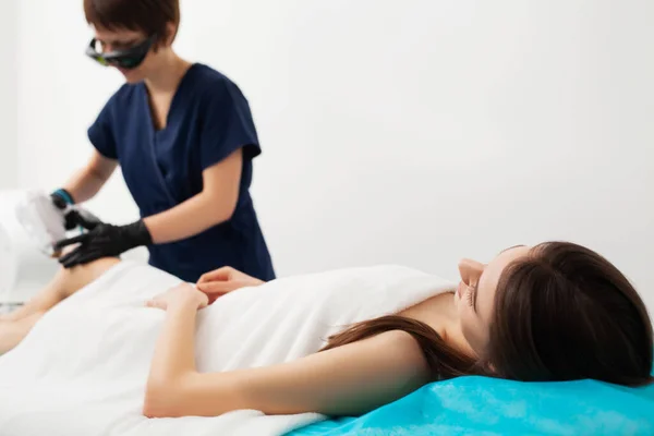 Mujer recibiendo tratamiento láser en un salón de belleza —  Fotos de Stock