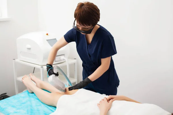Vrouw krijgen laser behandeling in een schoonheidssalon — Stockfoto