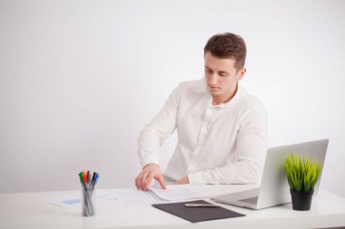 ofis dizüstü bilgisayarda çalışan adam