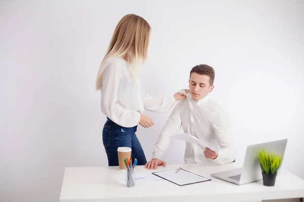 Angry woman brawls with manager at company office — Stock Photo, Image