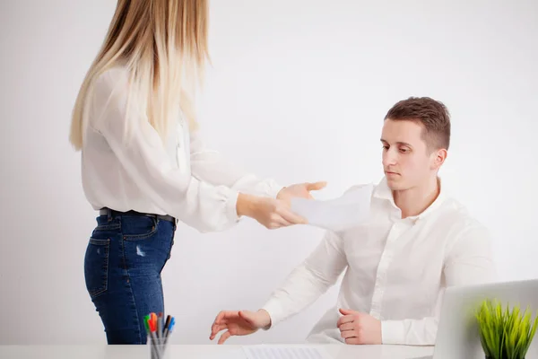Angry woman brawls with manager at company office — Stock Photo, Image