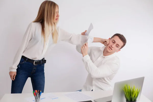 Mujer enojada pelea con el gerente en la oficina de la compañía — Foto de Stock