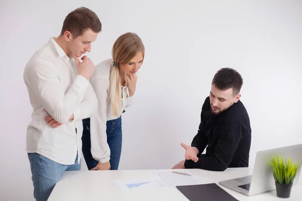 Los socios discuten el proyecto de trabajo en la oficina de la empresa — Foto de Stock