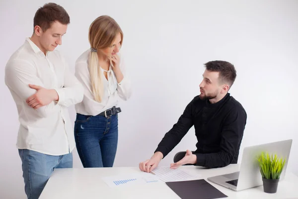 Los socios discuten el proyecto de trabajo en la oficina de la empresa — Foto de Stock