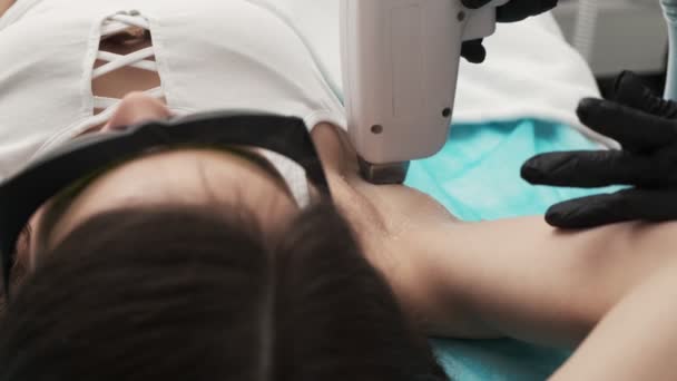 Hezká dívka obdrží laserové odstranění chloupků podpaží v kráse studia — Stock video