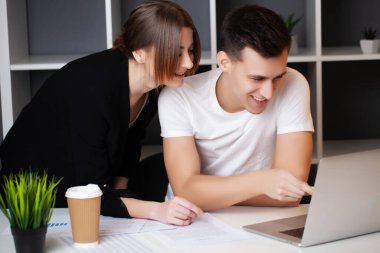 Çalışan anlaşmayı imzalamak için olumlu bir numara öneriyor
