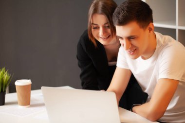 Çalışan anlaşmayı imzalamak için olumlu bir numara öneriyor